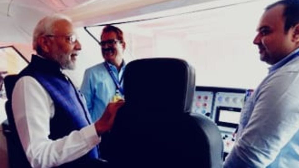 सहायक लोको पायलट स्नेह सिंह बघेल को शपथ ग्रहण समारोह में आमंत्रित किया गया।