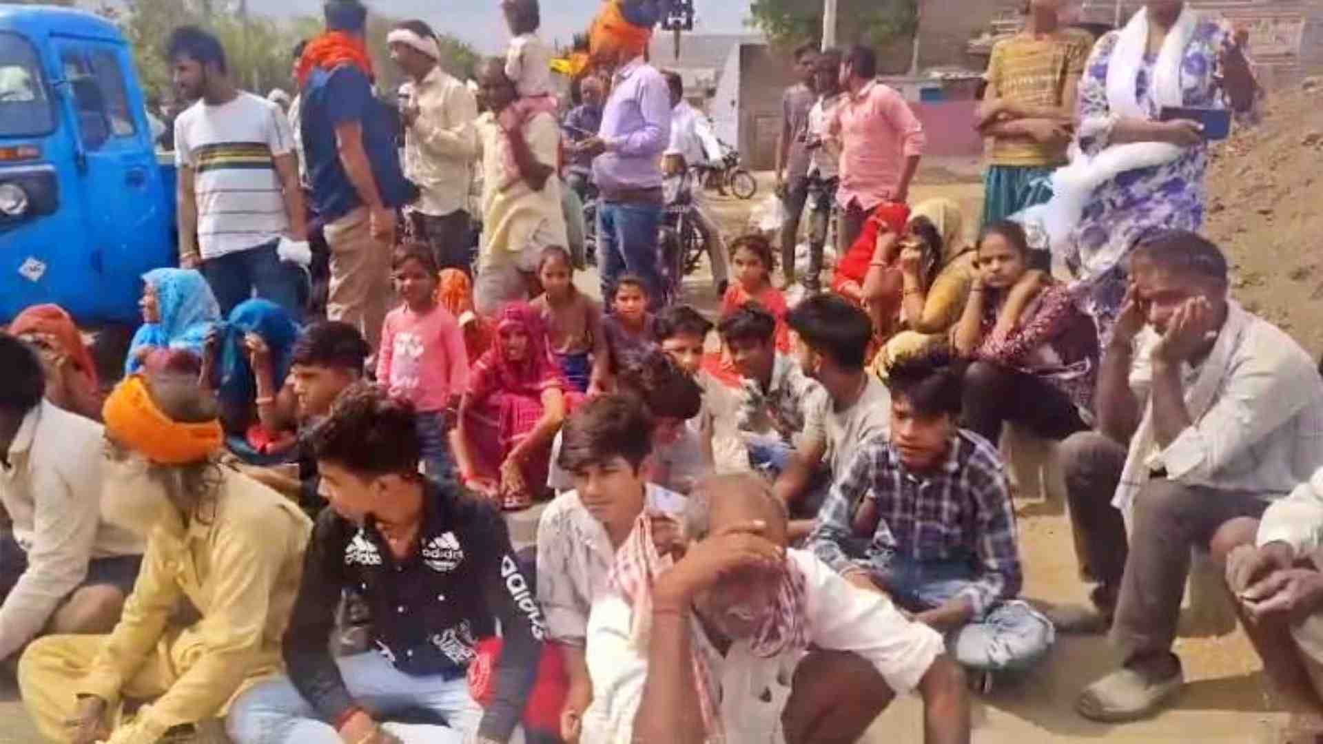 सड़क पर जाम लगाकर बैठे स्थानीय लोग।