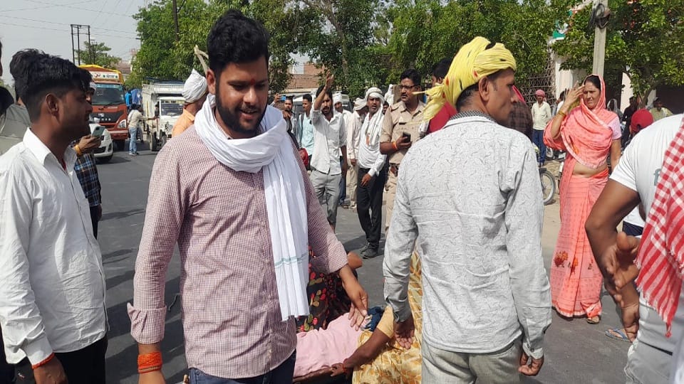 Mother died during delivery in Shikohabad family members blocked the road by keeping the dead body