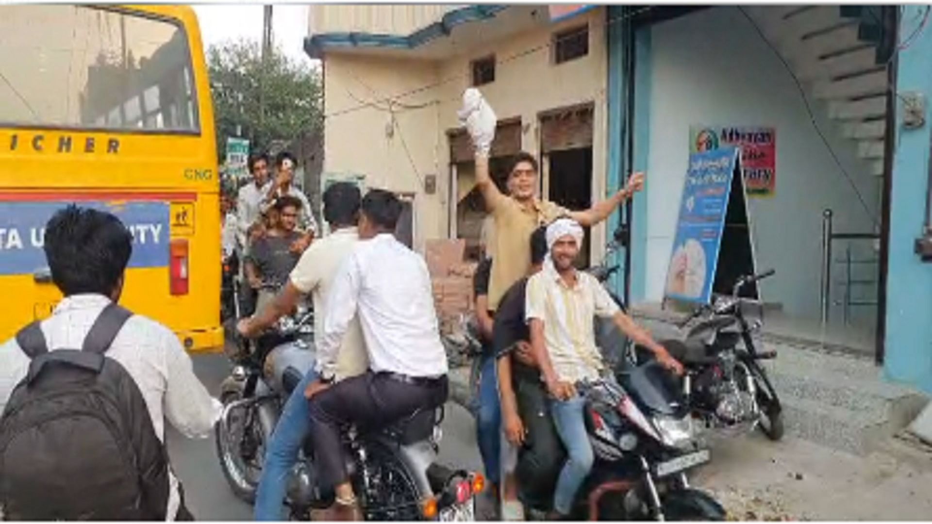 शामली में बाइकों पर हुड़दंग मचाते युवक।