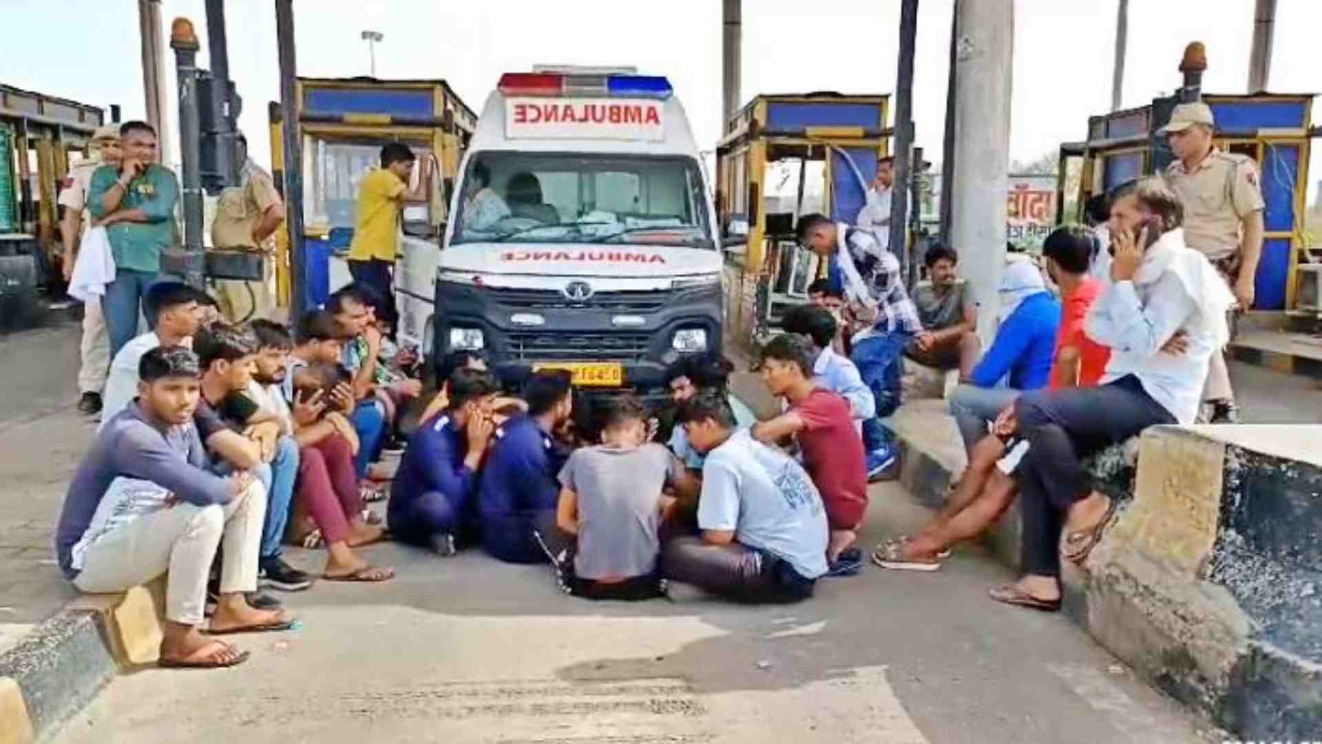 टोल प्लाजा पर जमा हुए लोग।