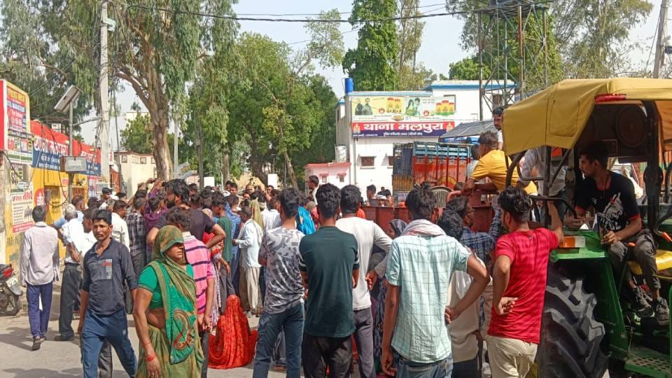 Angry villagers gheraoed thana after not finding body of youth who was kidnapped and murdered in Agra