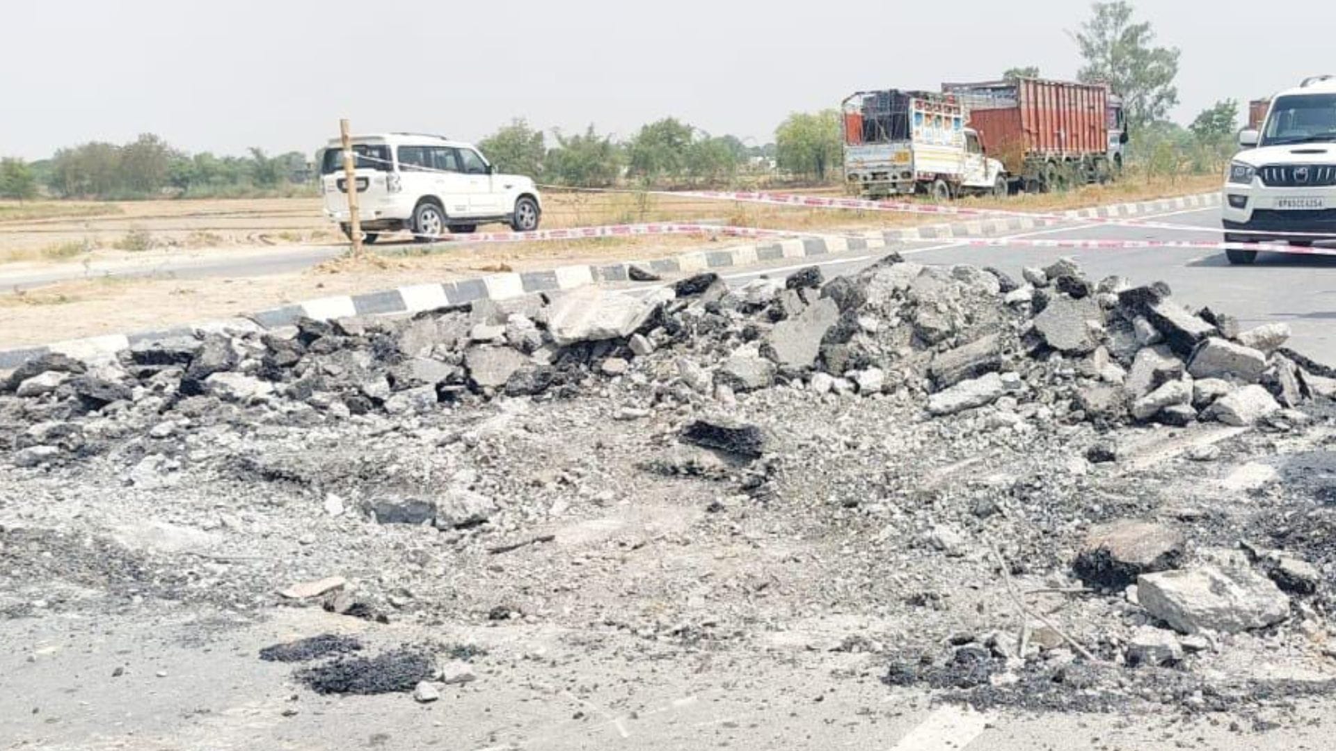 national Highway road suddenly started swelling in varanasi to jaunpur six bike riders injured