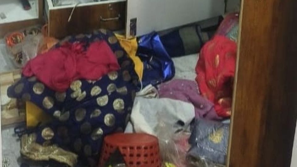 Six masked miscreants looted a businessman house in Durg
