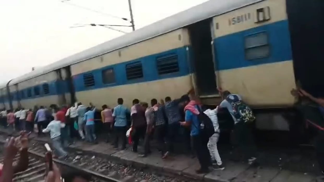 Brave Bihar : People saved DMU train from burning by pushing at Kiul Junction video viral indian railway