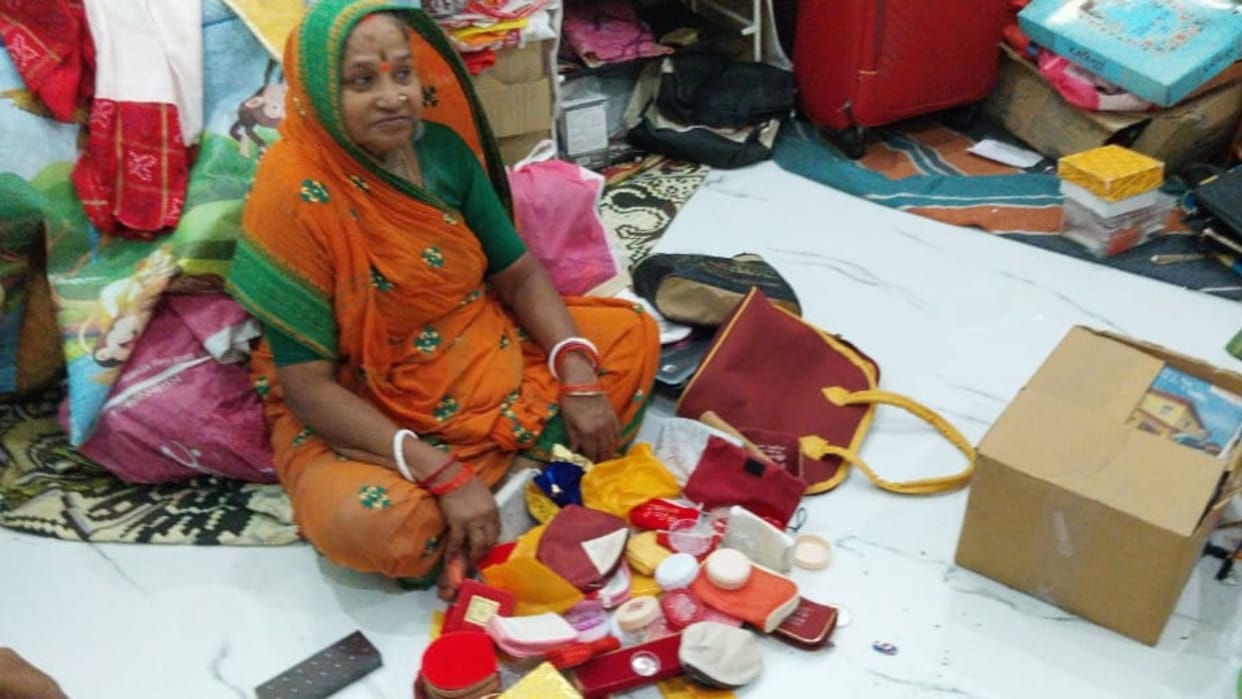 Theft the houses of officer professor manager and agency operator in varanasi jewelry and lakhs rupees stolen