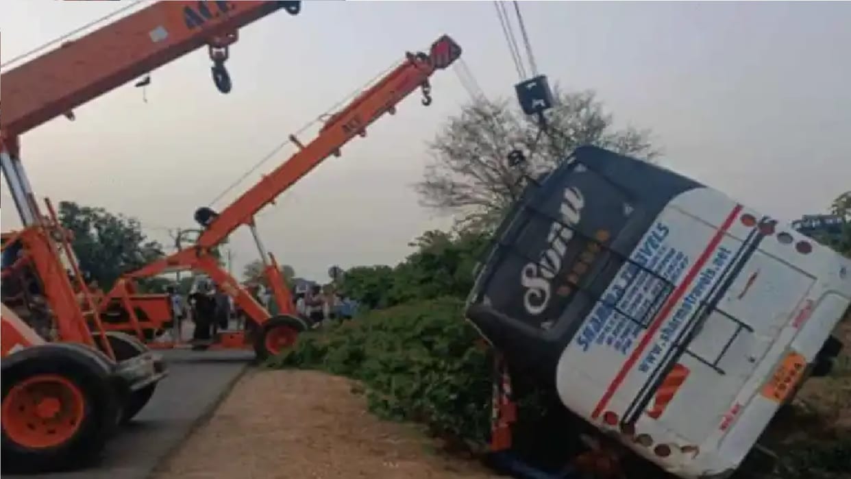 CG Accident News: road accident in Agra-Lucknow Expressway, three people died, more than 40 injured