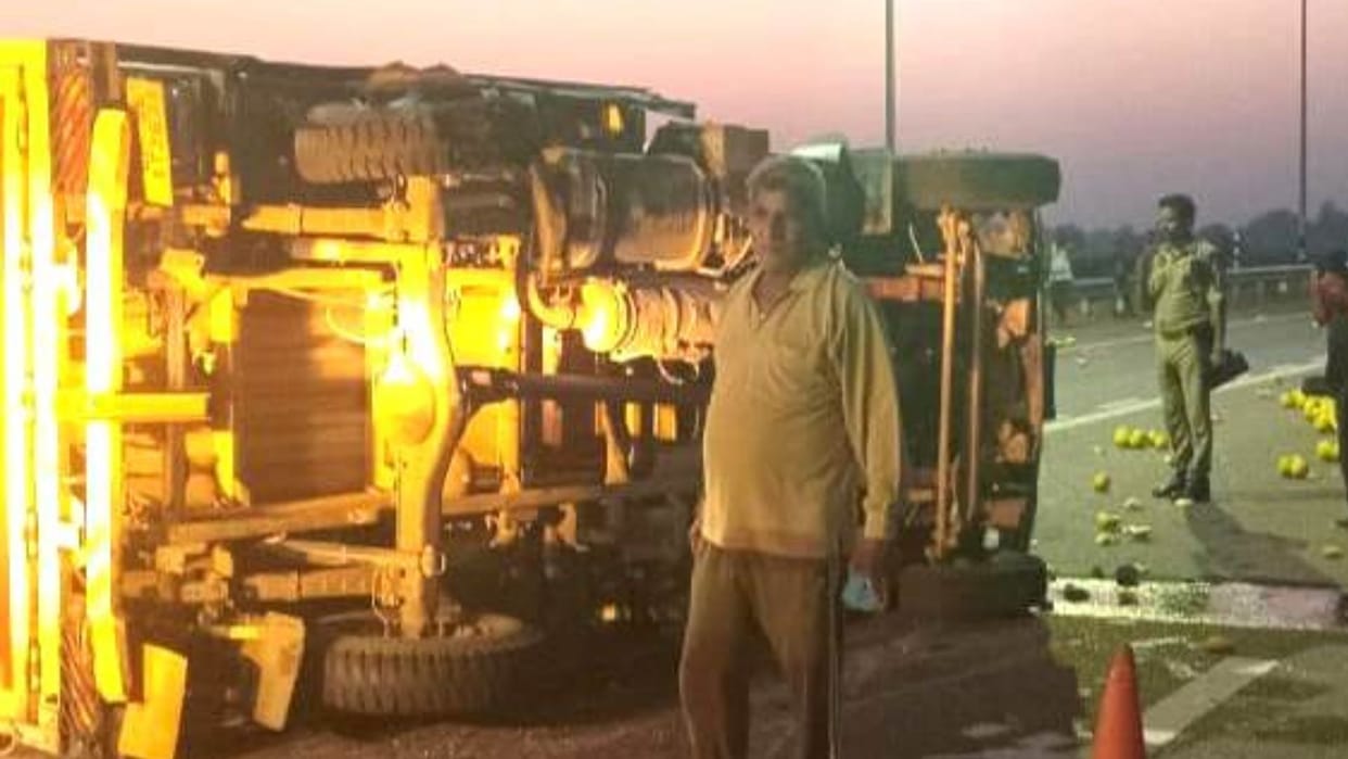 Mini truck overturned on the expressway in azamgarh three people injured