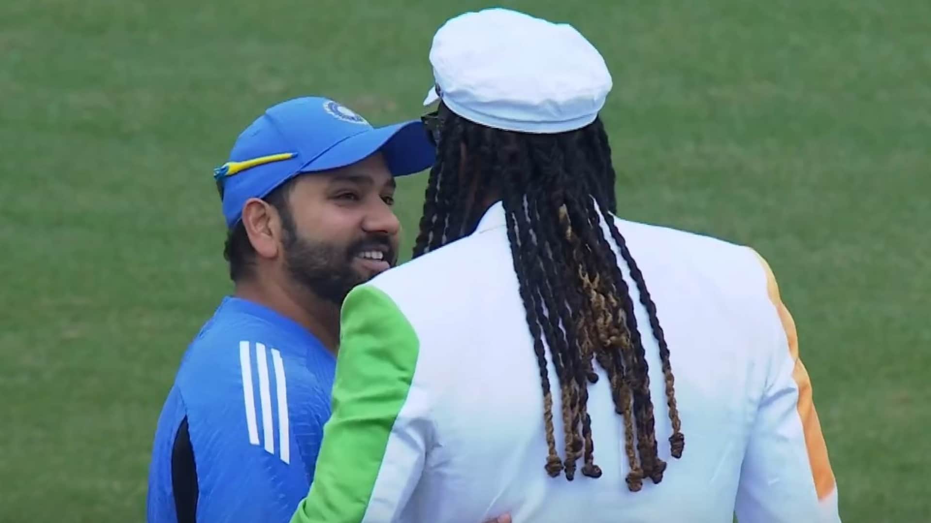 Chris Gayle was seen in a unique style hugged Rohit-Virat and Pant also took autographs during T20 World cup