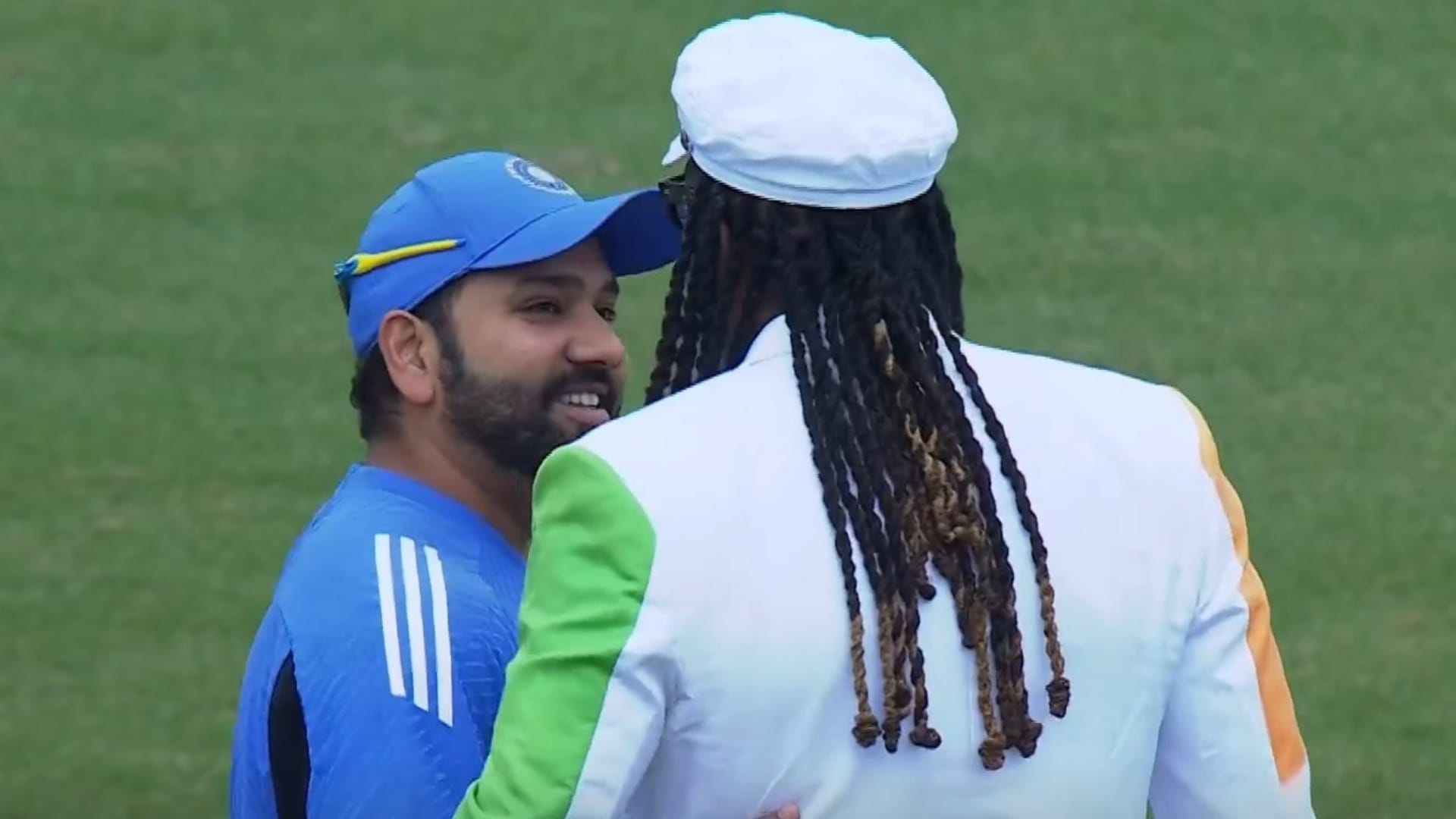 Chris Gayle was seen in a unique style hugged Rohit-Virat and Pant also took autographs during T20 World cup
