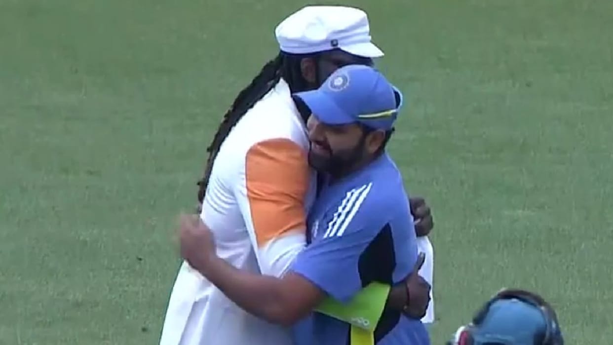 Chris Gayle was seen in a unique style hugged Rohit-Virat and Pant also took autographs during T20 World cup