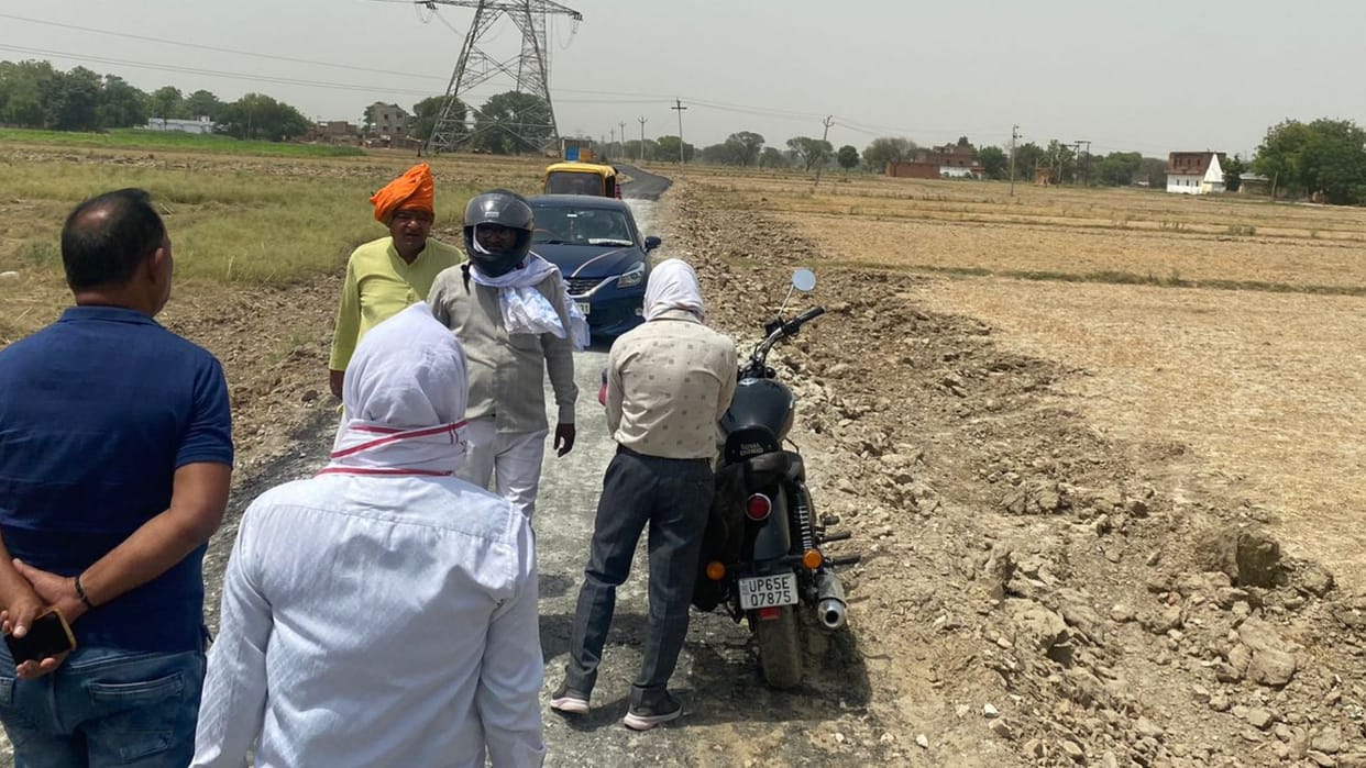 Police not reach spot  revenue team returned road dispute continues in Varanasi