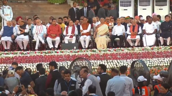 तीसरी बार देश के प्रधानमंत्री बने नरेंद्र मोदी, राष्ट्रपति द्रौपदी मुर्मू ने दिलाई पद एवं गोपनीयता की शपथ