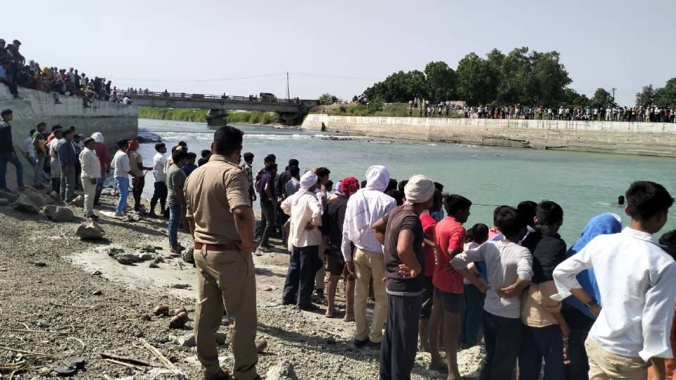teenagers who had come to immerse the urn drowned in canal dead body of one was found Search continues for two