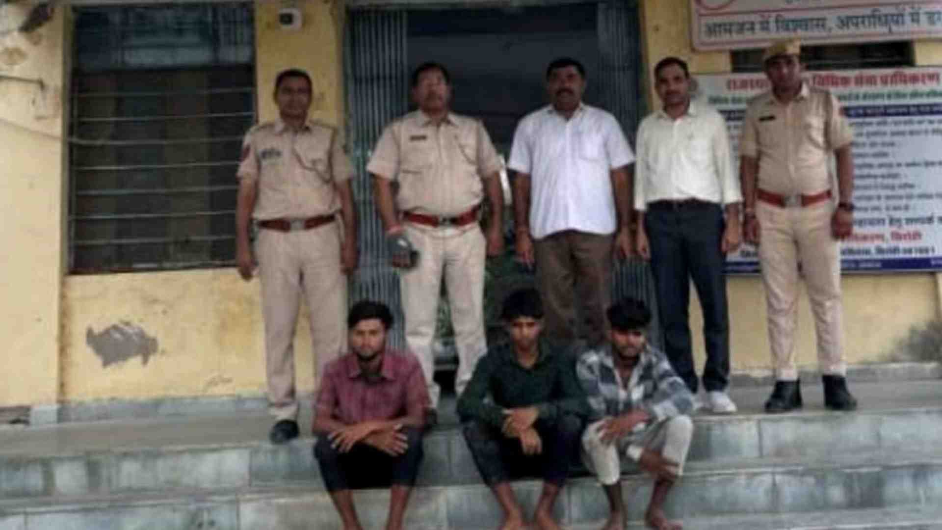 पुलिस की गिरफ्त में आरोपी।