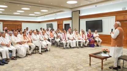 एनडीए के नेताओं के साथ बात करते पीएम नरेंद्र मोदी