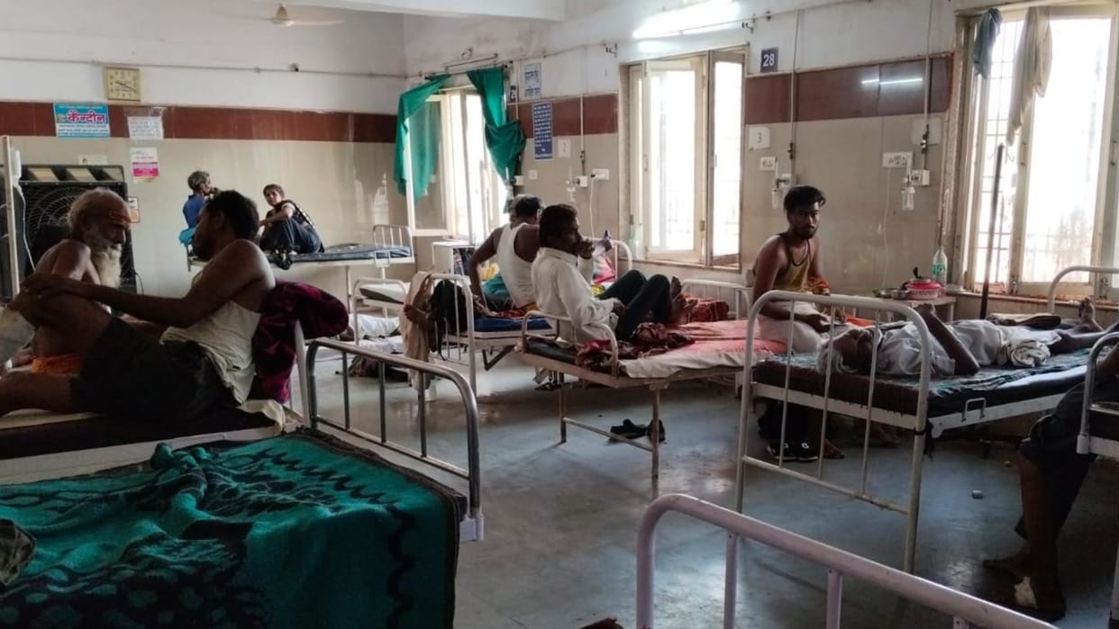 A truck hit an auto rickshaw which was dropping passengers in Katni