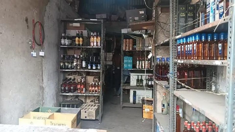 Three employees caught adulterating foreign liquor in a liquor shop in Korba