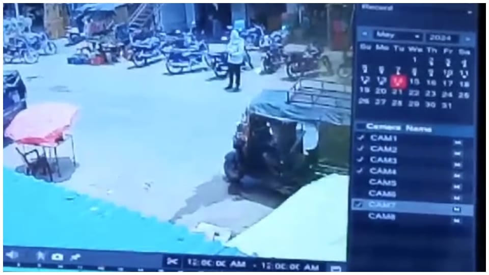 Singrauli News: Thief took out 20 thousand rupees from the trunk of the bike the incident captured in CCTV