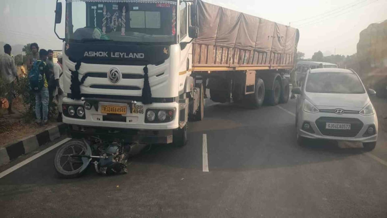 Sirohi News: Mother-daughter and father riding a bike died after being hit by a trailer on Abu Road