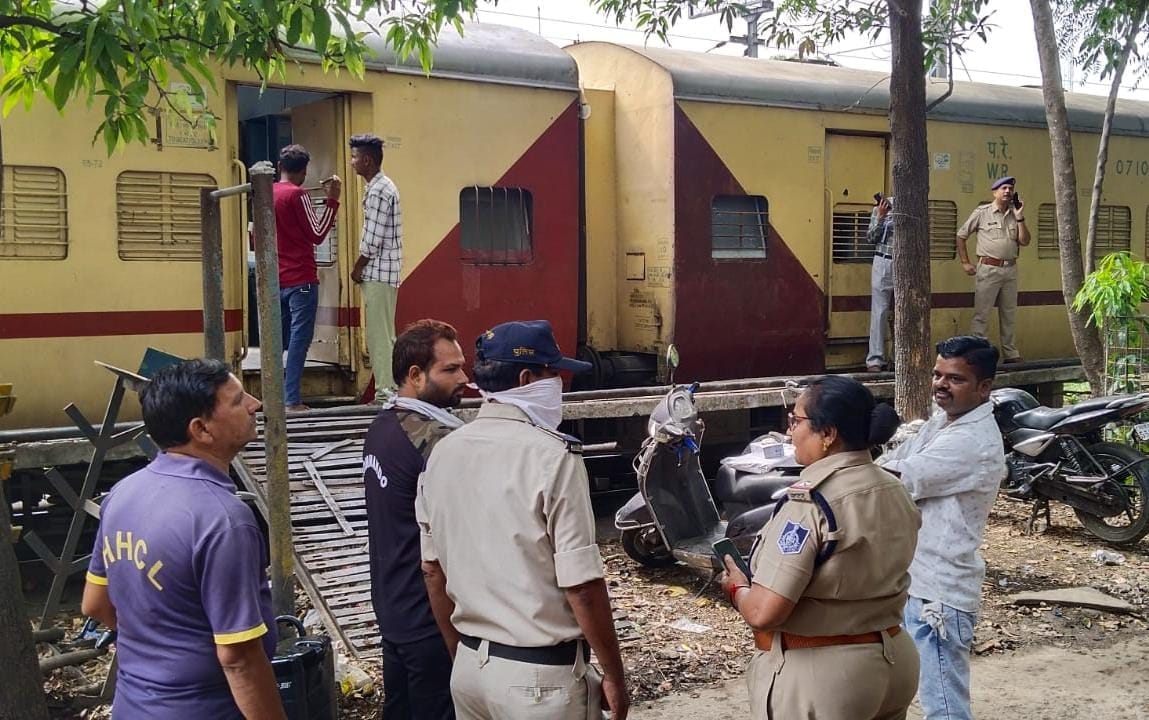 Indore: Woman's body found in bag and sack in railway coach, suspicion of murder