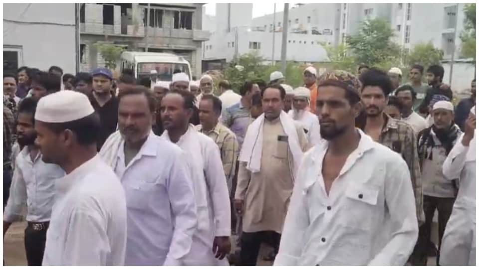 परिजनों ने आरोपियों की गिरफ्तारी को लेकर किया प्रदर्शन।