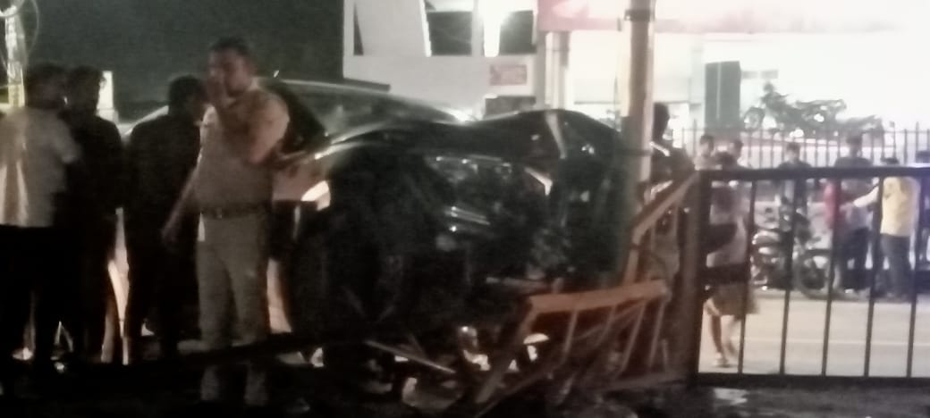 A student died when a SUV hits a student in Mohanlalganj.