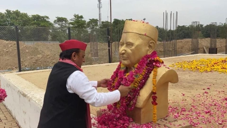 Akhilesh Yadav paid homage at funeral site of SP founder Mulayam Singh Yadav in Saifai