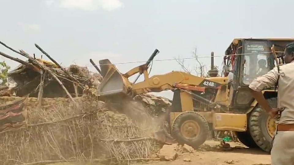 Forest department bulldozer ran on the houses of encroachers in Manendragarh