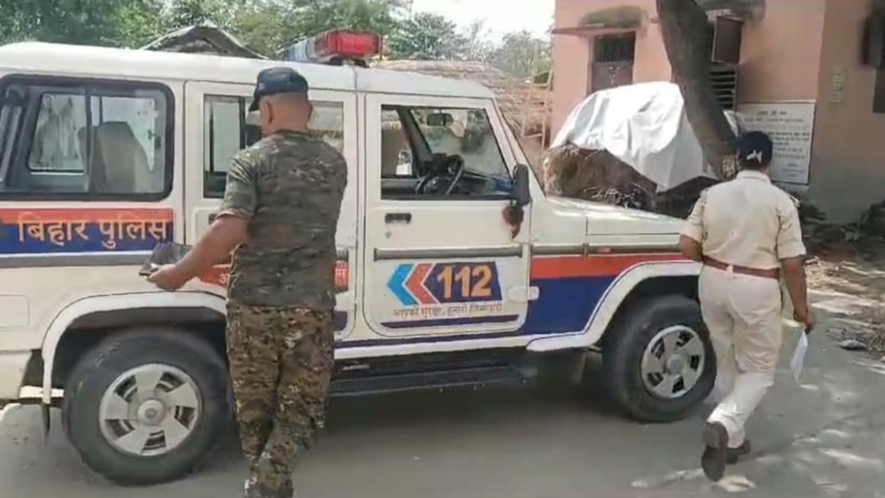 Bettiah: Some people attacked police team that arrived on complaint of tree cutting, took policemen hostage