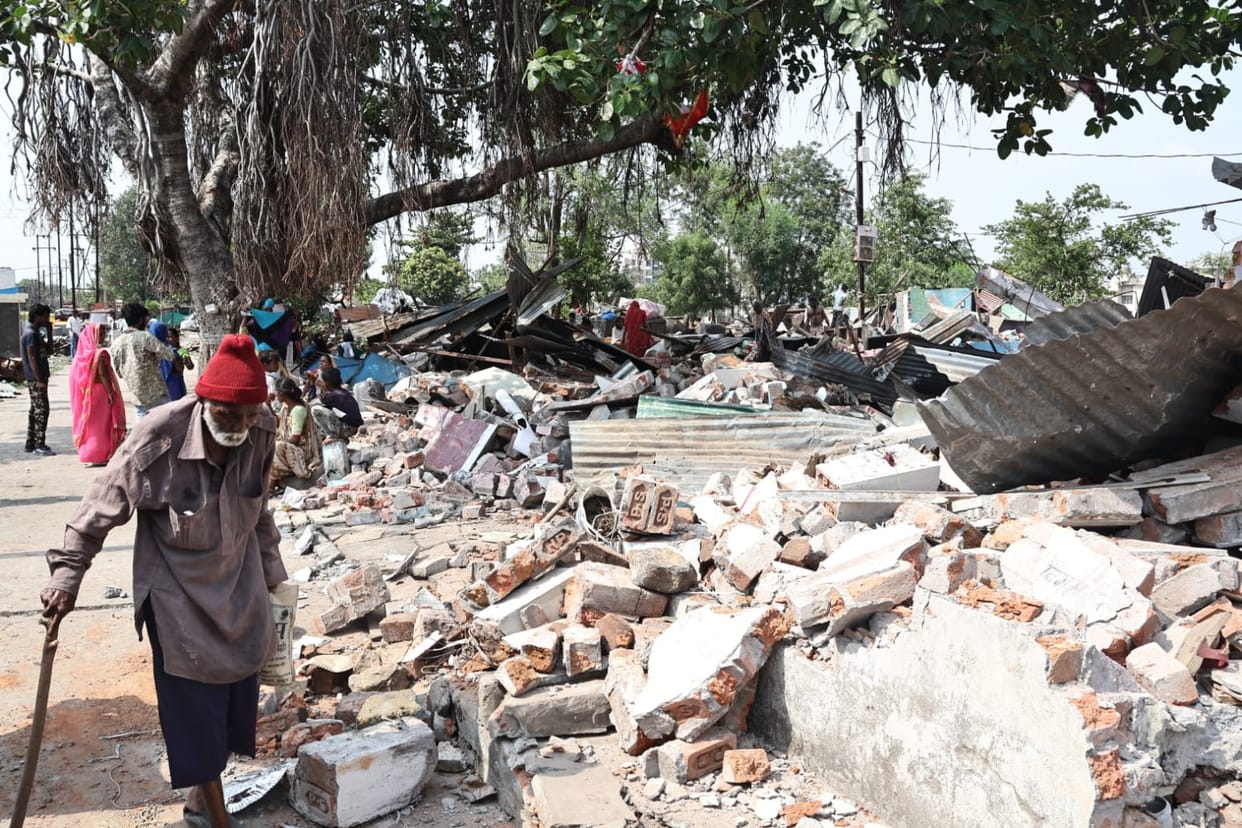 Indore News: Corporation staff arrived to remove the colony obstructing the road, residents protested, raised