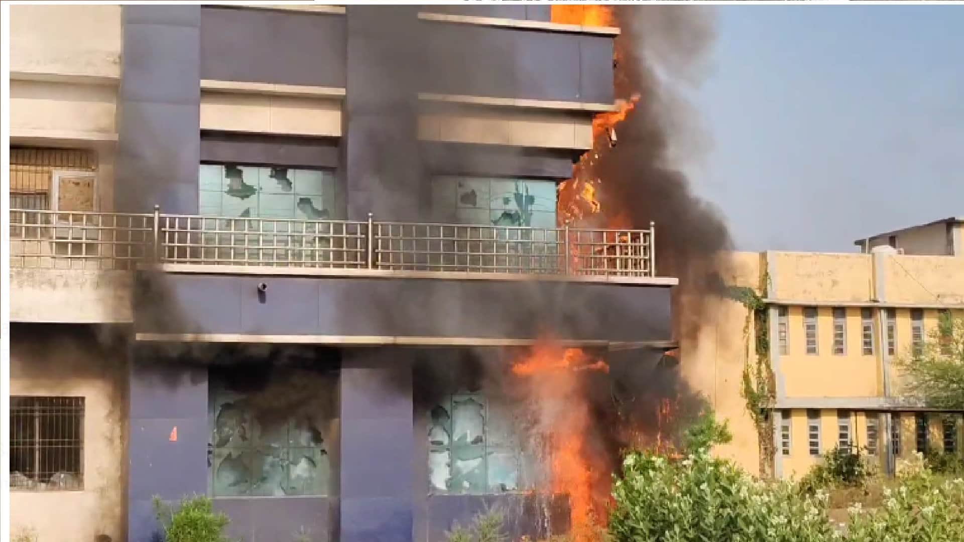 CG fire News : Satnami community protest over breaking of Jaitkham , set fire, see photos
