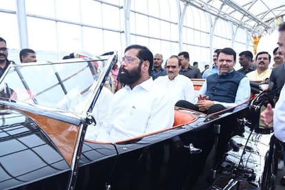 Maharashtra CM, Dy CM rode in vintage car with wrong registration number, record shows