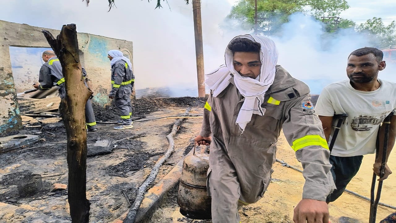 Household items burnt due to fire in the hut caused by spark in Shahjahanpur