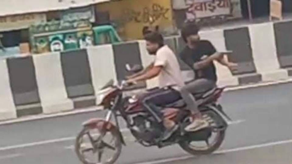 bike riding youths opened fire on operator of Jan Seva Kendra In Firozabad