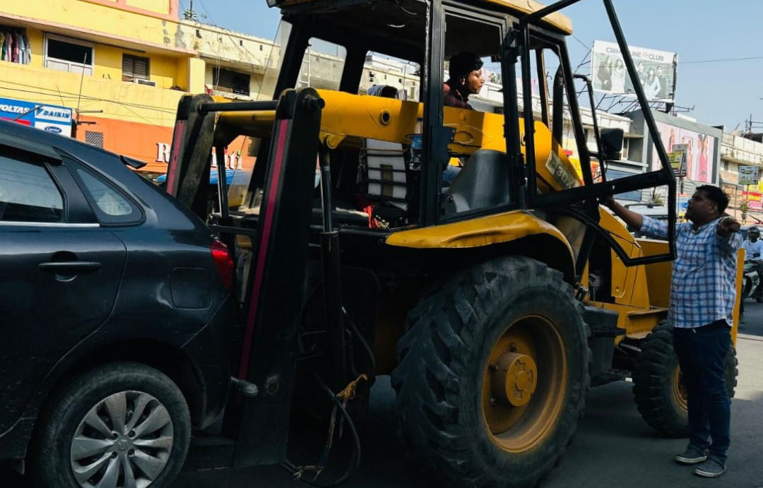 The Municipal Corporation is levying fines for parking vehicles at Golghar in Gorakhpur