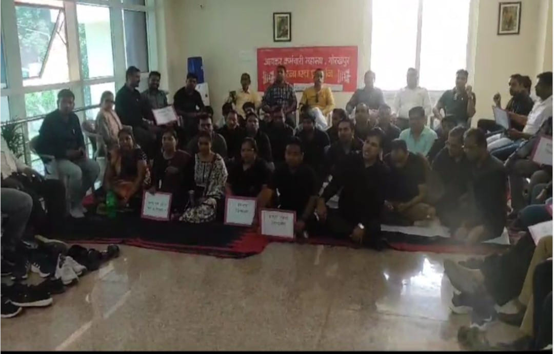 Employees protested in Income Tax Bhawan Gorakhpur. Worked wearing black clothes