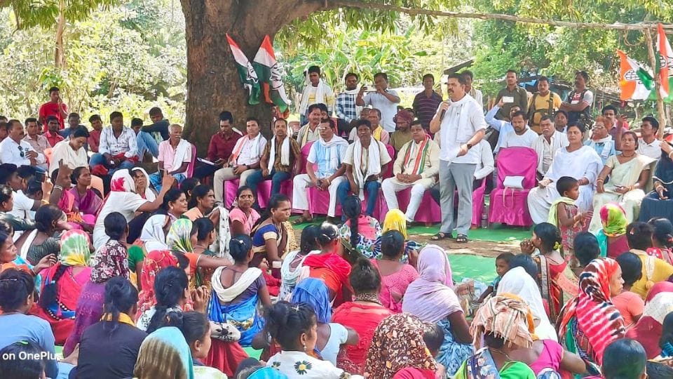 ग्रामीणों के साथ कांग्रेस ने किया धरना प्रदर्शन