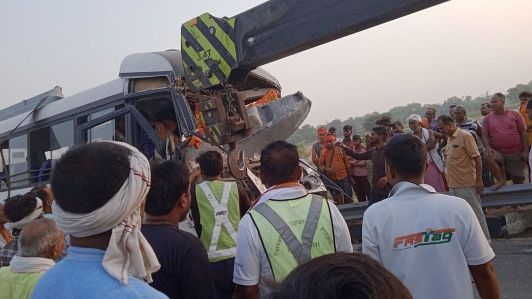 Major accident in ghazipur many people died after collided bus and dumper