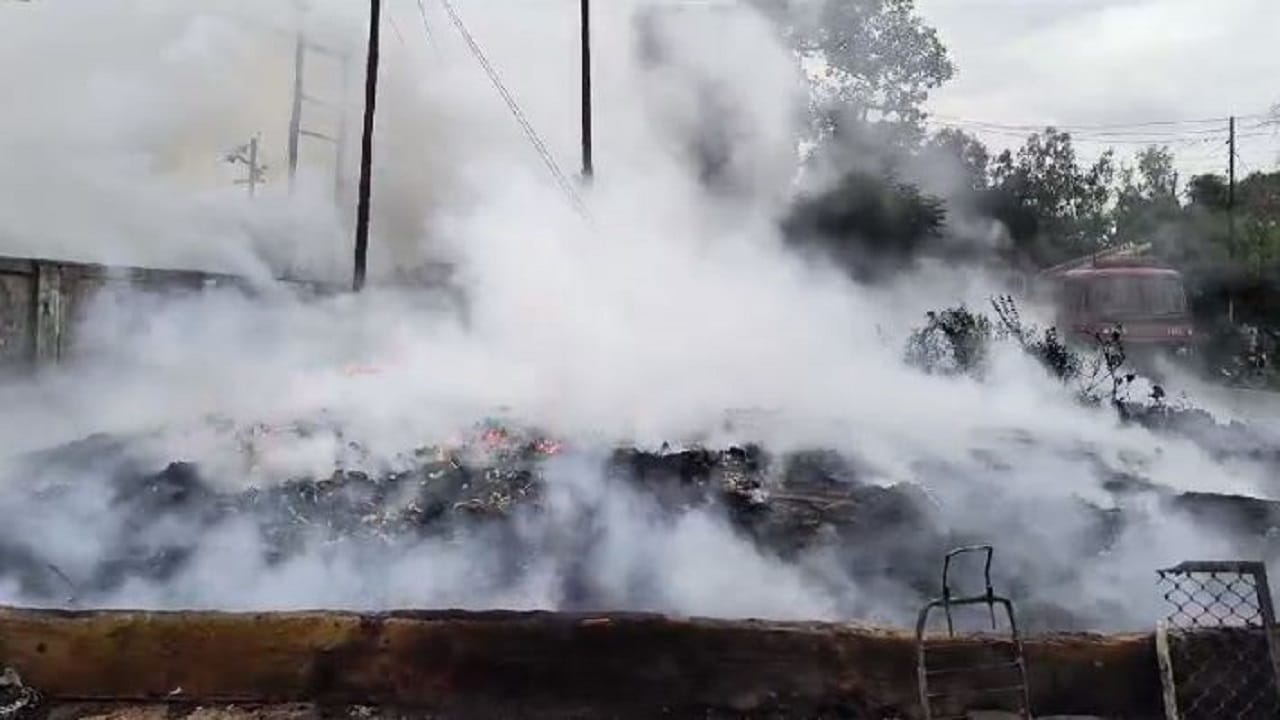 Household items burnt due to fire in the hut caused by spark in Shahjahanpur