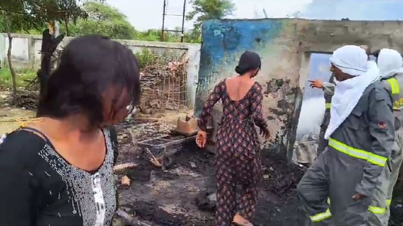 Household items burnt due to fire in the hut caused by spark in Shahjahanpur