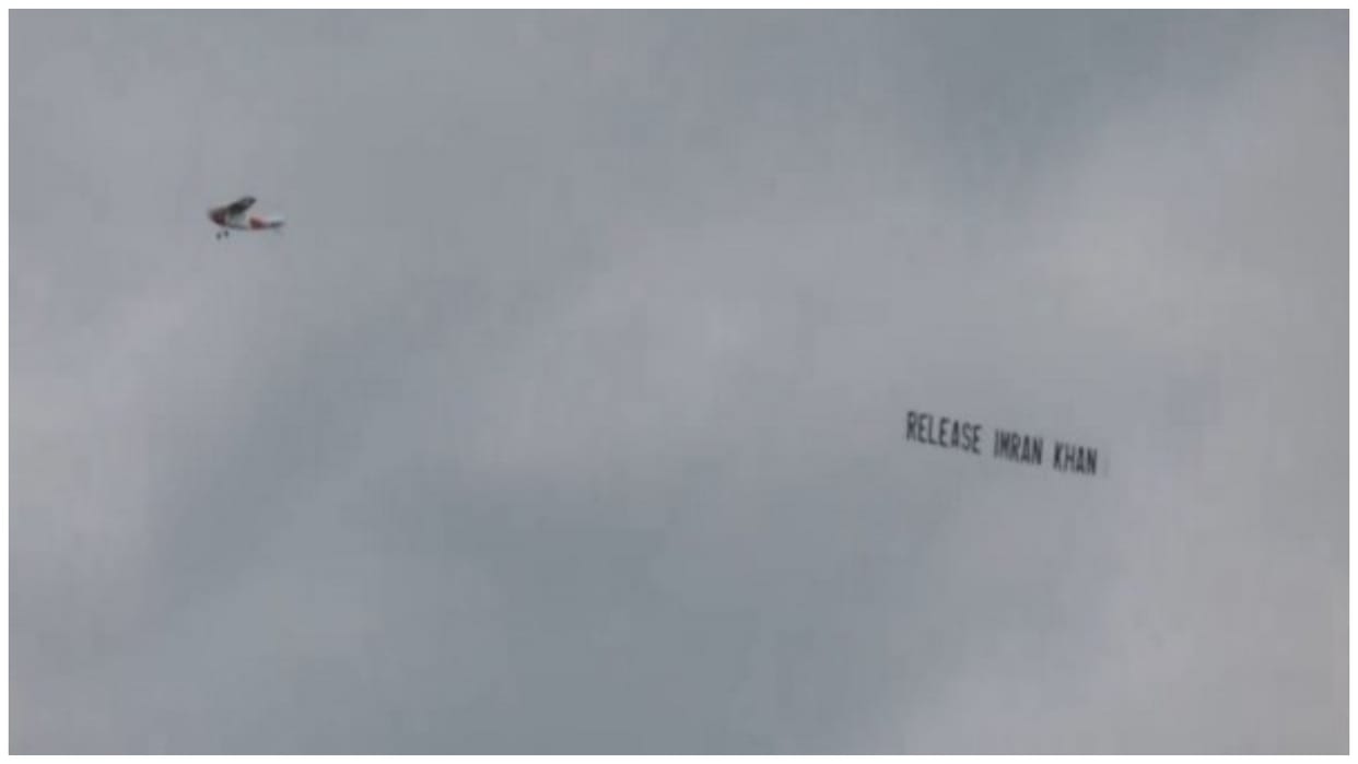 T20 World cup : During India-Pakistan match Aircraft carrying message 'Release Imran Khan' flies over stadium