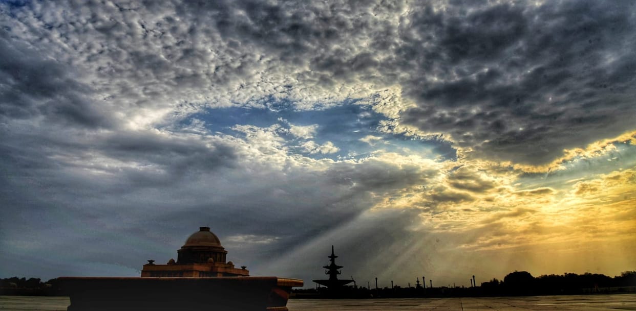UP weather: 14 cities in the grip of severe heat wave, clouds gathered due to moist winds coming from the Arab
