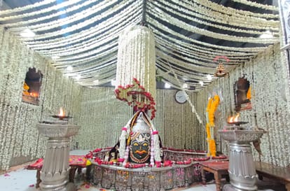 Ujjain Mahakal Bhasm Arti: Baba Mahakal decorated with Tripund and Trinetra in Bhasm Aarti
