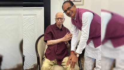 शिवराज सिंह चौहान लालकृष्ण आडवाणी का पैर छूकर आशीर्वाद लेते हुए