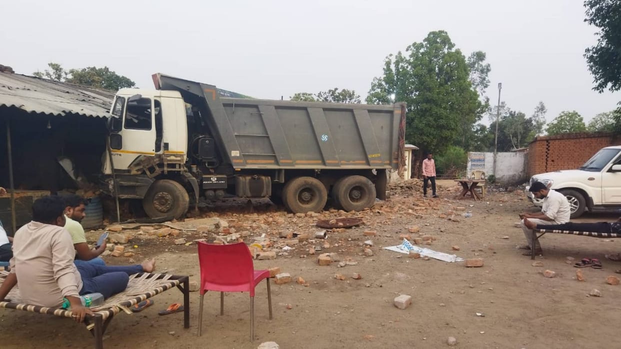 Anuppur high-speed dumper filled with sand rammed into dhaba two employees including driver were injured