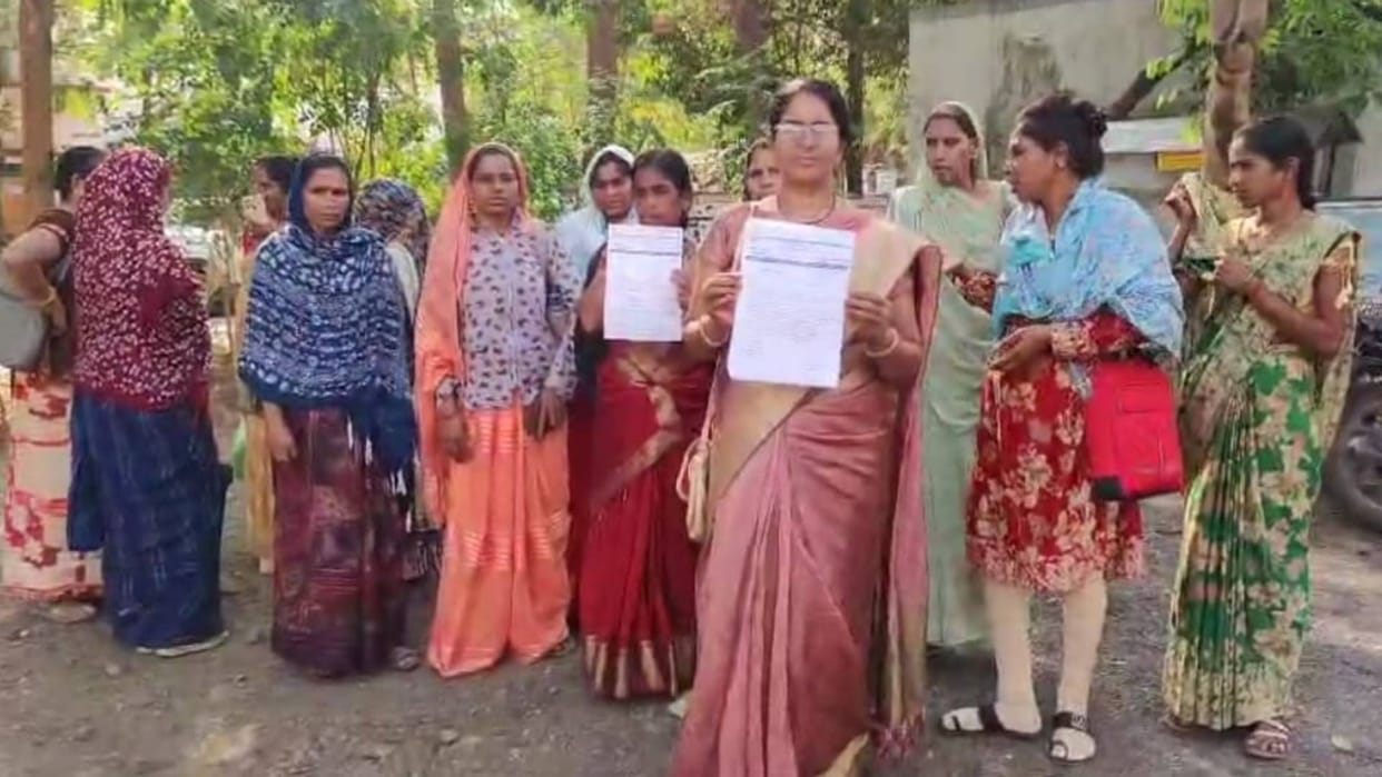 Khargone Anganwadi workers opened front over removal of fellow worker from post memorandum in name of CM