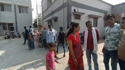 Khargone News: नकाबपोश हमलावरों ने बारात की गाड़ियों को रोका और उन पर हमला कर दिया