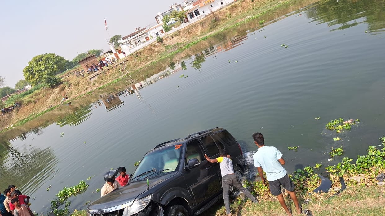car fell into Varuna river while trying to save dog in varanasi