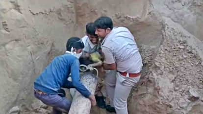 Sikar News: With the help of people, the police rescued the girl who fell into the borewell